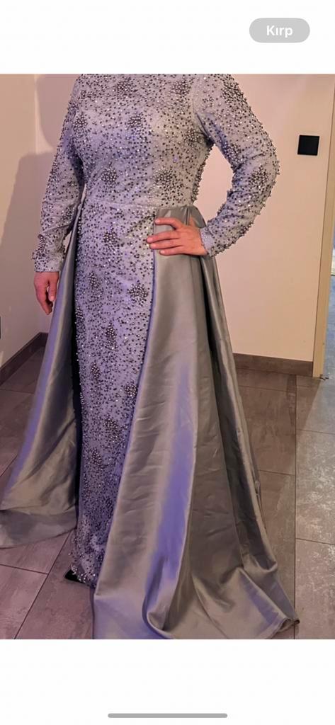 Prachtige grijze galajurk - Nieuwstaat, Kleding | Dames, Gelegenheidskleding, Zo goed als nieuw, Galajurk, Maat 38/40 (M), Grijs