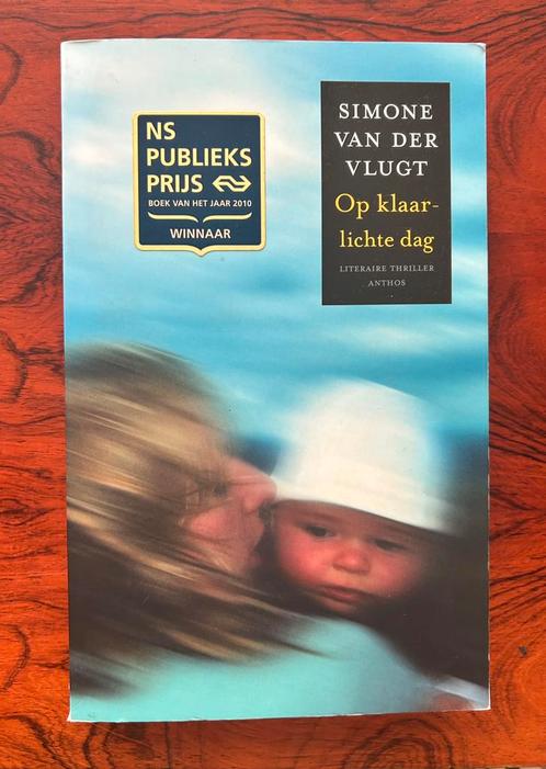 Simone van der Vlugt - Op klaarlichte dag, Boeken, Thrillers, Zo goed als nieuw, Nederland, Ophalen of Verzenden