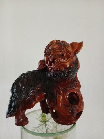 Houten beeld foo dog met bal beschikbaar voor biedingen