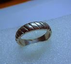 Zilverkleurige ring schuine streepjes (grote maat 2.1 cm), Gebruikt, 20 of groter, Verzenden, Heer
