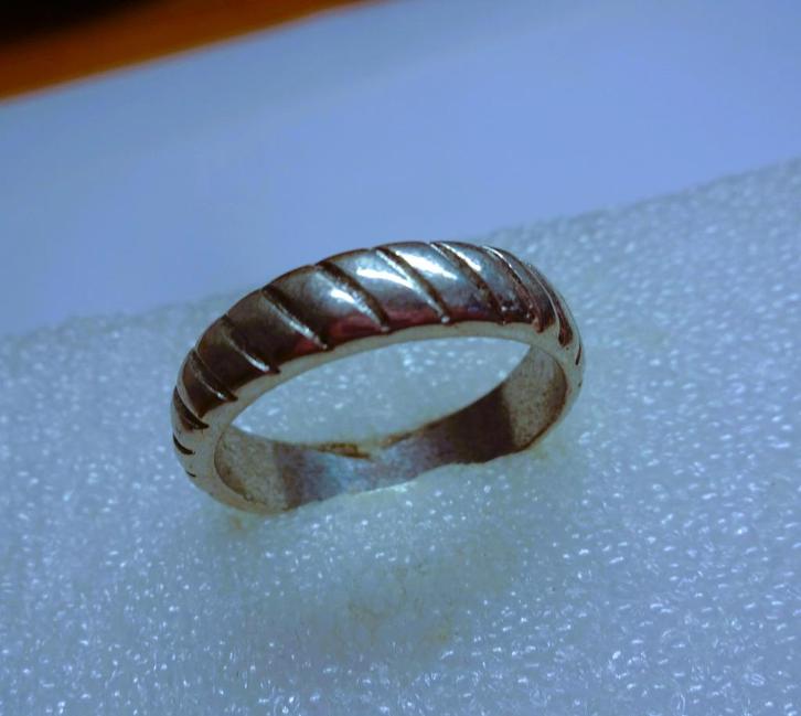 Zilverkleurige ring schuine streepjes (grote maat 2.1 cm), Sieraden, Tassen en Uiterlijk, Ringen, Gebruikt, Heer, 20 of groter