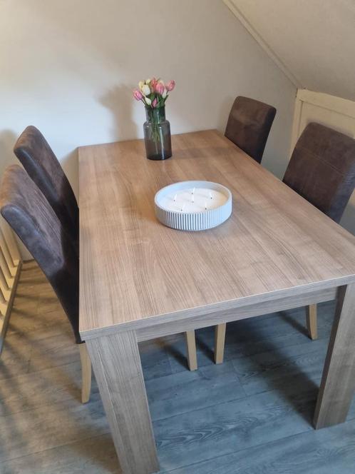 Pronto eettafel (90x160 cm) en 4 bruine eetkamerstoelen, Huis en Inrichting, Complete eetkamers, Zo goed als nieuw, 4 tot 6 stoelen
