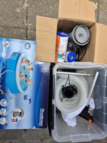 Zwembad bestway compleet! Pomp, chloor, stofzuiger, tegels! beschikbaar voor biedingen