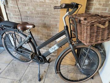 Stokvis Style Transportfiets met Mand 28 inch beschikbaar voor biedingen