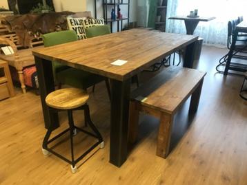 Grof TEAK Eettafel met stalen blokpoten, in 5 formaten v.a. beschikbaar voor biedingen