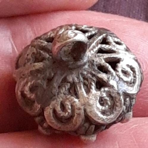 Bodemvondst Friesland: Zilveren Zeeuwse Knoop Keelknoop, Antiek en Kunst, Antiek | Goud en Zilver, Verzenden