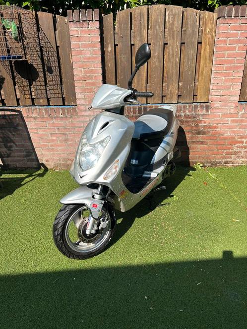 Scooter 50cc 4takt snor 3900km, Fietsen en Brommers, Brommers | Tuning en Styling, Zo goed als nieuw, Ophalen