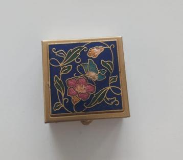 Cloisonné pillendoosje beschikbaar voor biedingen
