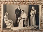 Oude trouwfoto bruidspaar bruidsmeisjes, Verzamelen, Foto's en Prenten, Ophalen of Verzenden, 1940 tot 1960, Gebruikt, Foto
