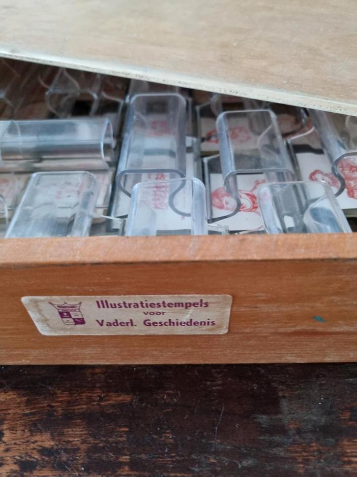 2x kist met Schoolstempels Vaderlandse Geschiedenis, Antiek en Kunst, Curiosa en Brocante, Ophalen of Verzenden