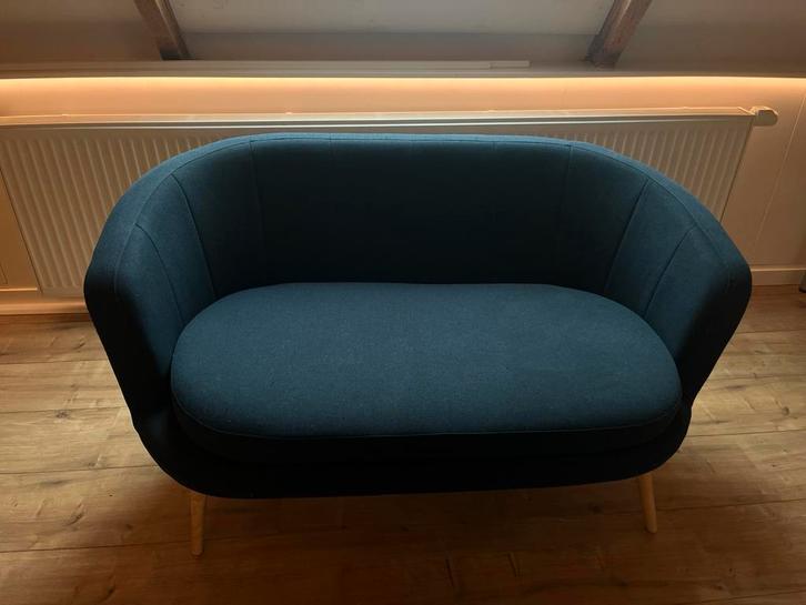 Jysk 2 zit bank donkerblauw, Huis en Inrichting, Banken | Bankstellen, Gebruikt, Rechte bank, Tweepersoons, Minder dan 150 cm