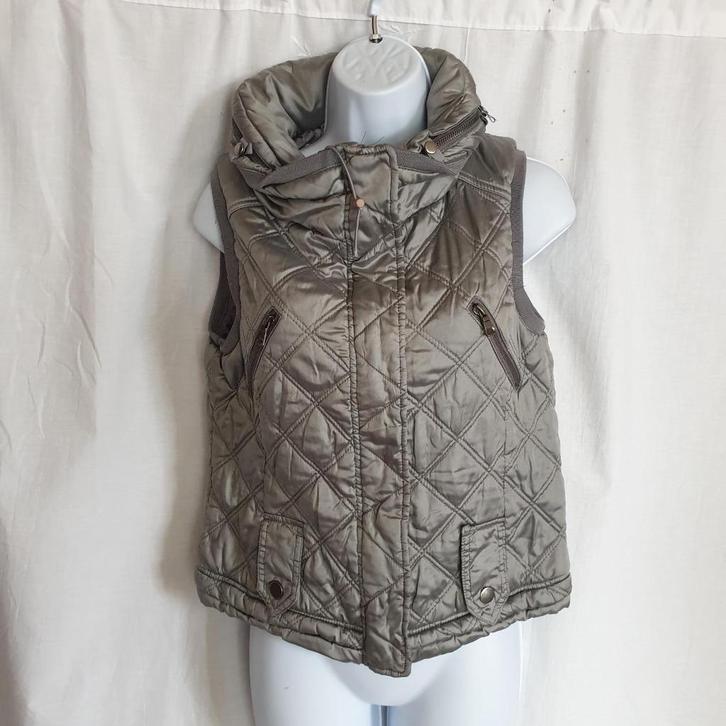 Stoere zilverkleurige bodywarmer mt M merk TRF, Kleding | Dames, Bodywarmers, Zo goed als nieuw, Maat 38/40 (M), Overige kleuren