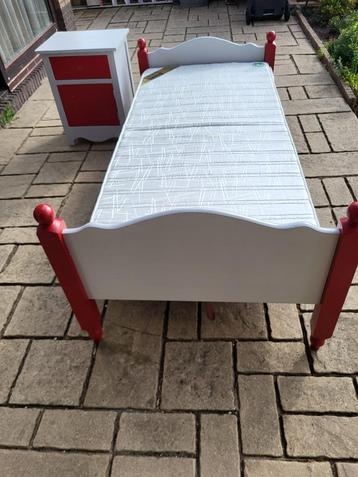 Ledikant 90x̌200, met comfortabele lattenbodem of electrisch beschikbaar voor biedingen