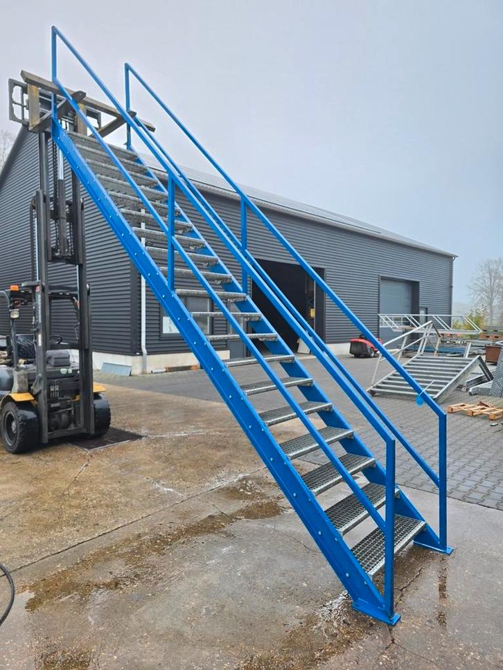 Stalen trap blauw. Hoog 3,9 mtr. Nob177, Doe-het-zelf en Verbouw, Ladders en Trappen, Zo goed als nieuw, 2 tot 4 meter, Ophalen