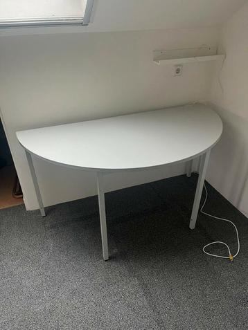 Half ronde tafel.  beschikbaar voor biedingen