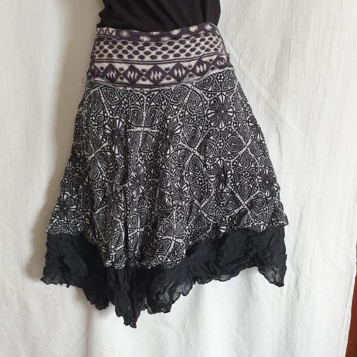 Leuke zwart witte rok. Mt L, Kleding | Dames, Rokken, Zo goed als nieuw, Maat 42/44 (L), Zwart, Knielengte, Ophalen of Verzenden