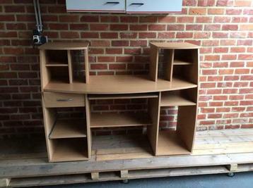 Bureau in zeer goede staat. beschikbaar voor biedingen