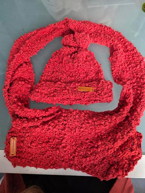 Zelfgehaakte Muts & Sjaal   Koraalrood, Kleding | Dames, Mutsen, Sjaals en Handschoenen, Nieuw, Muts, Ophalen of Verzenden