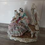 Dresden Porseleinen beeldje van twee dames met spiegel, Ophalen of Verzenden