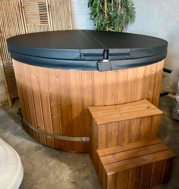 Nieuwe ruime hottub met buitenkachel trapje en afdekcover beschikbaar voor biedingen