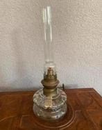 Antieke olielamp met glazen kap, Antiek en Kunst, Antiek | Lampen, Ophalen of Verzenden