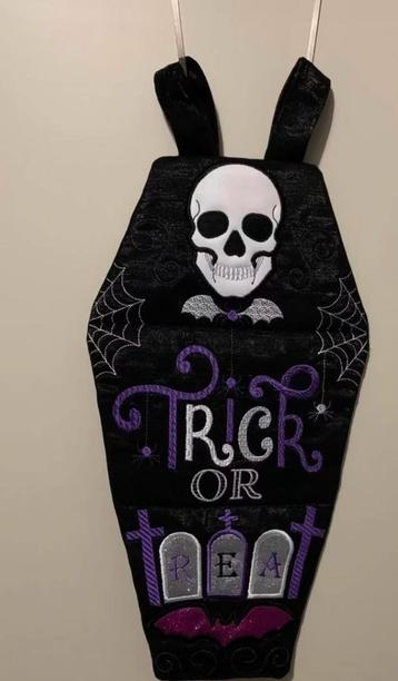 Handgemaakte Halloween hangers beschikbaar voor biedingen