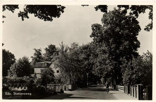 Ede, Stationsweg - fietser - 1951 gelopen, Verzamelen, Ansichtkaarten | Nederland, Gelopen, Gelderland, 1940 tot 1960, Verzenden