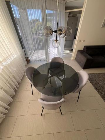 Eettafel met 4 stoelen beschikbaar voor biedingen