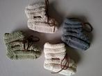 Handgebreide babyslofjes met suède leren veter., Ophalen of Verzenden, Nieuw, Jongetje of Meisje, Schoentjes