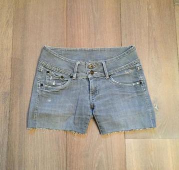 Pepe Jeans: korte grijze jeans/korte broek; scratches; small