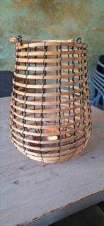 Rieten windlicht, Huis en Inrichting, Woonaccessoires | Kandelaars en Kaarsen, Overige materialen, Gebruikt, 25 tot 50 cm, Beige