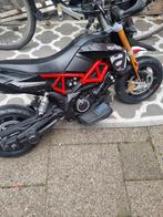 Mooie kinder aprilla motor met zijwielen, en oplader, Ophalen of Verzenden, Zo goed als nieuw