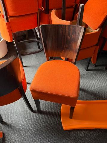 Diversen stoelen en krukken  beschikbaar voor biedingen