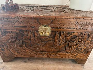 Oude Houten Chinese Dekenkist met Snijwerk beschikbaar voor biedingen