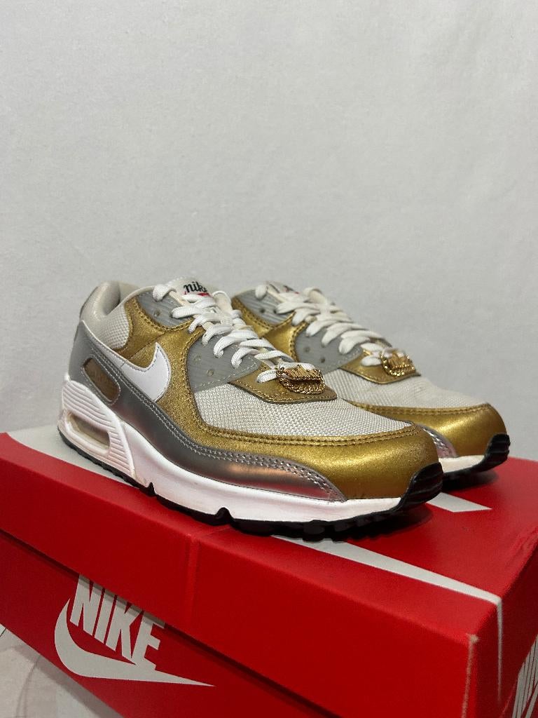 ALS NIEUW! Maat 42 - Nike Air Max 90 SE White Metallic Gold, Kleding | Heren, Schoenen, Overige kleuren, Verzenden, Nike, Nike