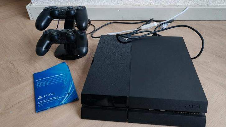PlayStation 4 met 2 controllers, Spelcomputers en Games, Spelcomputers | Sony PlayStation 4, Gebruikt, Original, 500 GB, Met 2 controllers