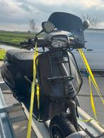 Vespa sprint 2022 met zware schade, Fietsen en Brommers, Scooters | Vespa, Ophalen, Gebruikt, Vespa.com, Maximaal 45 km/u