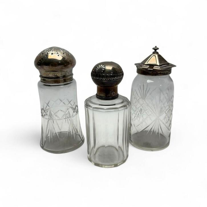 Twee strooibussen en één parfumflacon, met zilveren monturen, Antiek en Kunst, Antiek | Glas en Kristal, Ophalen of Verzenden