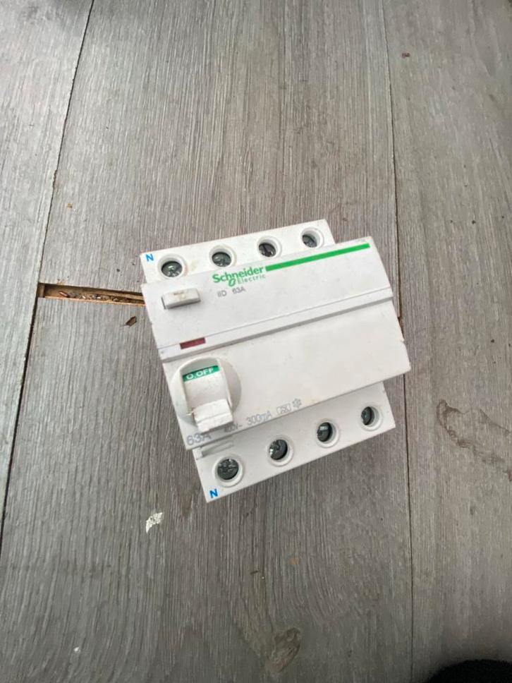 Aardlekautomaat Schneider Electric 63A, Hobby en Vrije tijd, Elektronica-componenten, Zo goed als nieuw, Ophalen of Verzenden