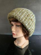 Hand gebreide muts van 100% schapenwol. Wit met groen, Kleding | Dames, Mutsen, Sjaals en Handschoenen, Ophalen of Verzenden, Nieuw