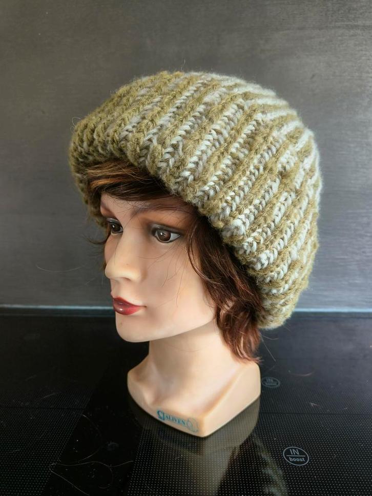 Hand gebreide muts van 100% schapenwol. Wit met groen, Kleding | Dames, Mutsen, Sjaals en Handschoenen, Nieuw, Muts, Ophalen of Verzenden