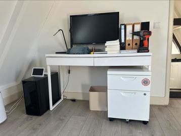 Wit bureau met ladeblok op wieltjes – strak en praktisch