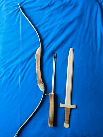 Speelgoedboog, pijlen en zwaard