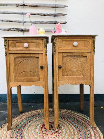Set van 2 antieke eiken nachtkastjes met marmer blad beschikbaar voor biedingen