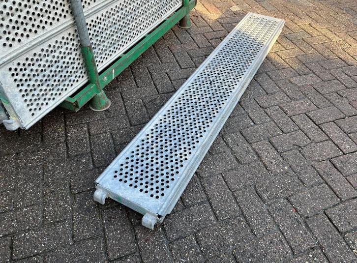 Layher Allround vloerrooster/vlonder/roostervloer 2.07x0.32M, Doe-het-zelf en Verbouw, Steigers, Gebruikt, Gevelsteiger, 5 meter of hoger