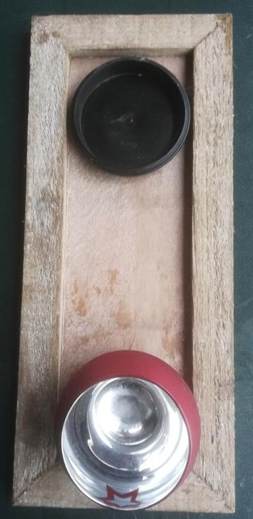Houten plankje en rieten mandje voor kerststukjes beschikbaar voor biedingen