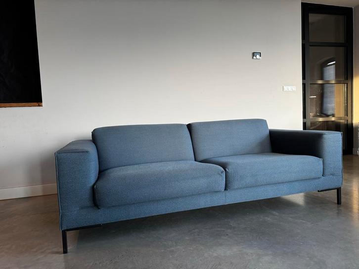 Design on stock Zachtblauw bekleding met wol, Huis en Inrichting, Banken | Bankstellen, Zo goed als nieuw, Rechte bank, Driepersoons