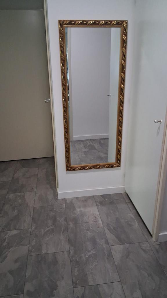 Grote rechthoekige spiegel met gouden rand, Huis en Inrichting, Woonaccessoires | Spiegels, Zo goed als nieuw, 50 tot 75 cm, 150 tot 200 cm