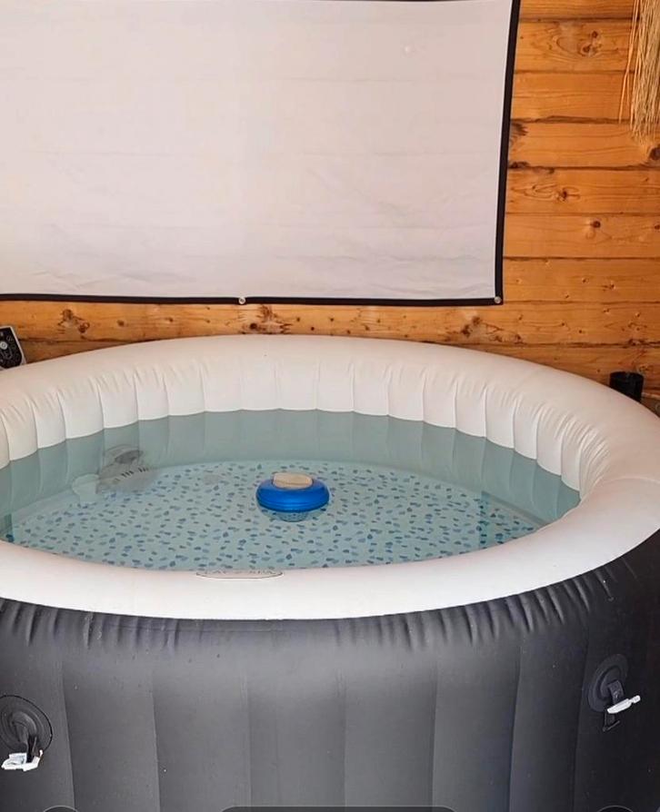 Heerlijke Jacuzzi voor Ontspanning!, Tuin en Terras, Bubbelbaden en Hottubs, Zo goed als nieuw, Opblaasbaar, Afdekzeil, Filter