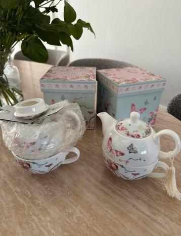 Tea for one, kop met kan. Theekop koffiekop beschikbaar voor biedingen
